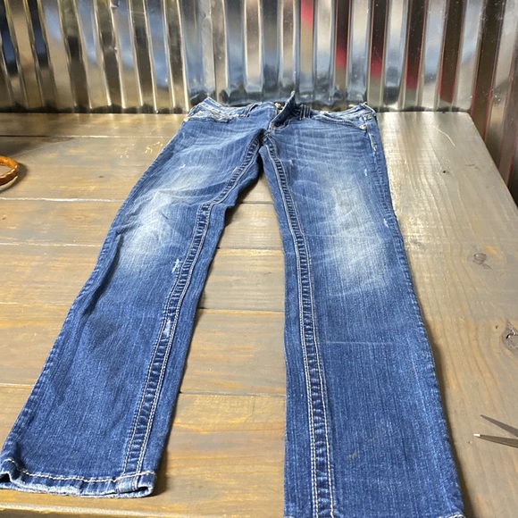 Miss me jeans size 26 skinny. Has fading and distressing. Super adorable jeans! - Picture 10 of 11